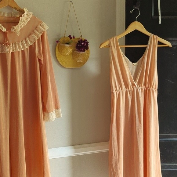 Vintage Peach Pink Silky Nightgown & Robe set LACE Trim Small - Picture 2 of 10